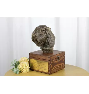 Soft-coated Wheatan Terrier  - Eine Ascheurne für Hunde mit einer Statuette, eine kleine Urne für Hunde, eine personalisierte Urne mit dem Porträt eines Hundes von der Marke Art-Dog.