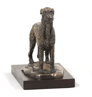 Irischer Wolfshund, Irish Wolfhound - Hundestatue, Figur auf weißem Sockel, Trophäe für die Art-Dog-Hundeaustellung.