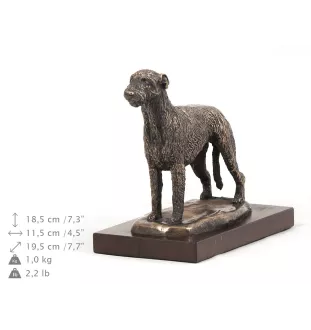 Irischer Wolfshund, Irish Wolfhound - Hundestatue, Figur auf weißem Sockel, Trophäe für die Art-Dog-Hundeaustellung.