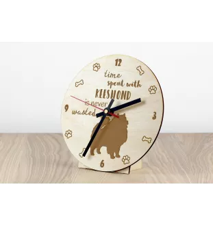 Keeshond, Spitz Loup,  I - horloge avec chien, horloge en bois avec gravure, horloge personnalisée par Art-Dog