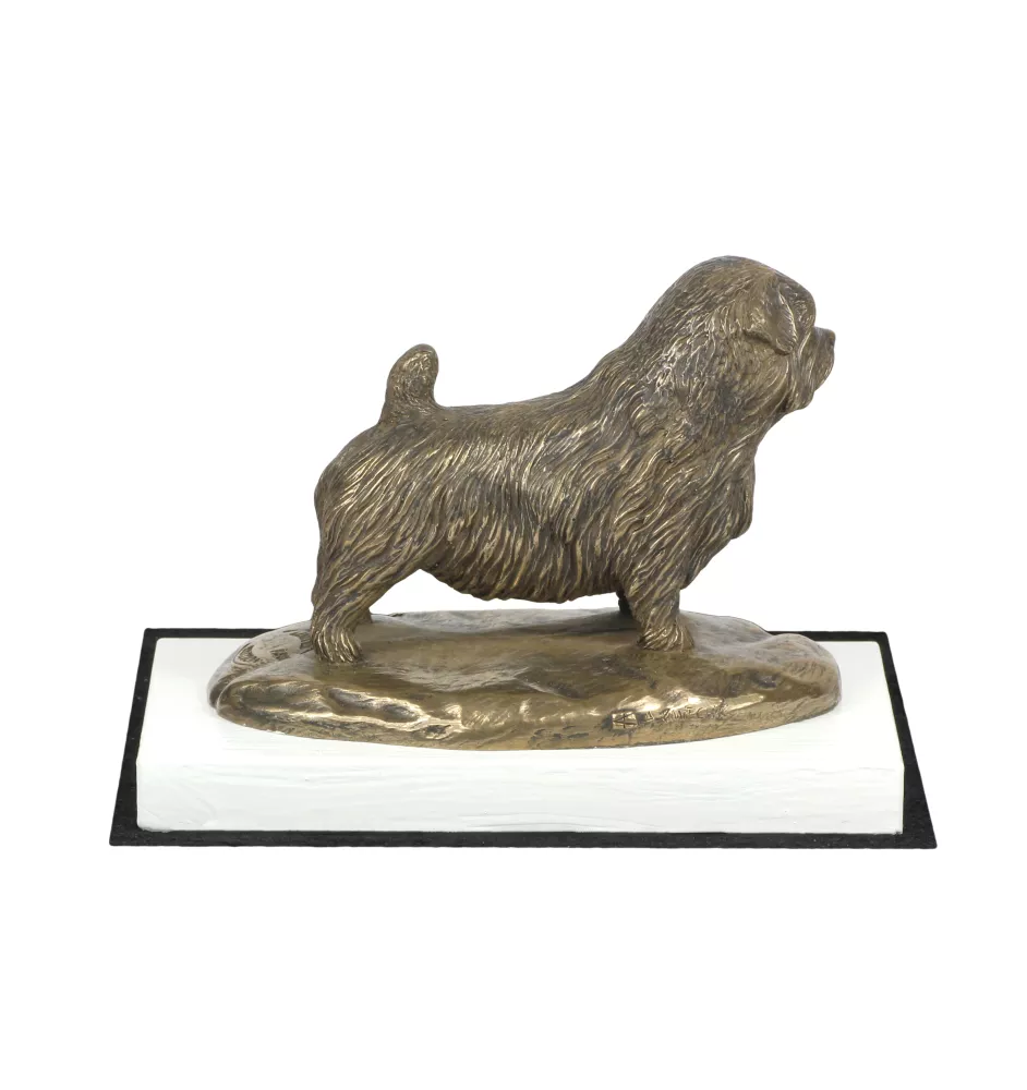 Norfolk Terrier - Hundestatue, Figur auf weißem Sockel, Trophäe für die Art-Dog-Hundeaustellung.