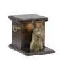Pharaonenhund, Pharaoh Hound, Kelb tal-Fenek - Eine Urne für die Asche eines Hundes mit einer Statuette, eine elegante Urne für einen Hund, eine außergewöhnliche Urne mit dem Porträt eines Hundes von