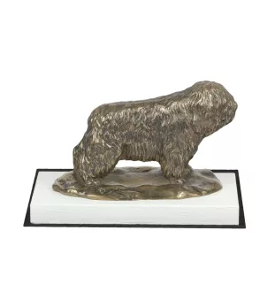 Polnischer Niederungshütehund, PON - Hundestatue, Figur auf weißem Sockel, Trophäe für die Art-Dog-Hundeaustellung.