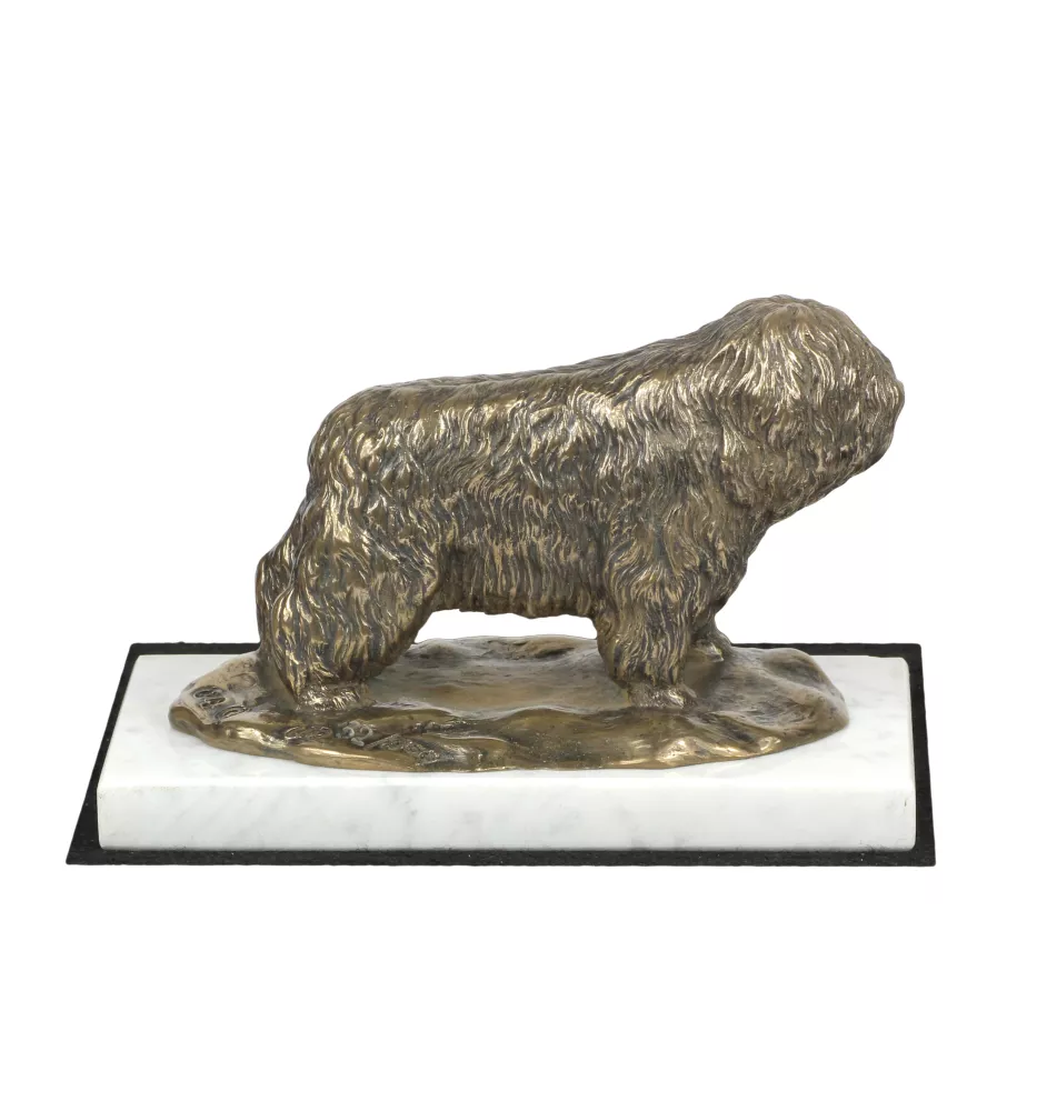Polnischer Niederungshütehund, PON - Hundestatue, Figur auf weißem Marmor, Trophäe für die Art-Dog-Hundeaustellung