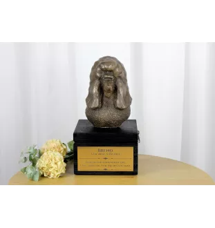Caniche - une urne avec une gravure et une sculpture de chien, un dernier adieu, un produit fait à la main de la marque Art-Dog