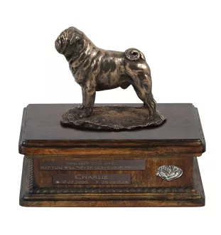 Carlin, Pug, Mops - urne pour cendres de chien, urne personnalisée avec une statuette, urne en bois avec un chien de la marque Art-Dog