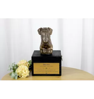 Schnauzer I - une urne avec une gravure et une sculpture de chien, un dernier adieu, un produit fait à la main de la marque Art-Dog