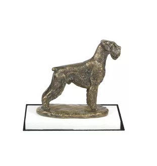 Schnauzer I - Hundestatue, Figur auf weißem Sockel, Trophäe für die Art-Dog-Hundeaustellung.