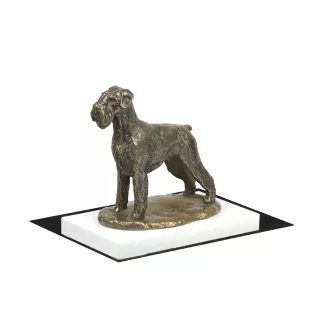 Schnauzer I - Hundestatue, Figur auf weißem Sockel, Trophäe für die Art-Dog-Hundeaustellung.