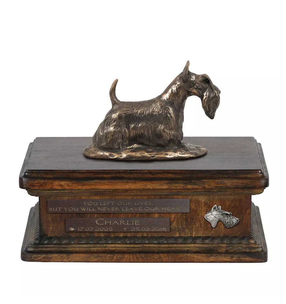 Terrier écossais, Scottish terrier - urne pour cendres de chien, urne personnalisée avec une statuette, urne en bois avec un chien de la marque Art-Dog