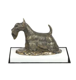 Schottischer Terrier, Scottish terrier - Hundestatue, Figur auf weißem Sockel, Trophäe für die Art-Dog-Hundeaustellung.