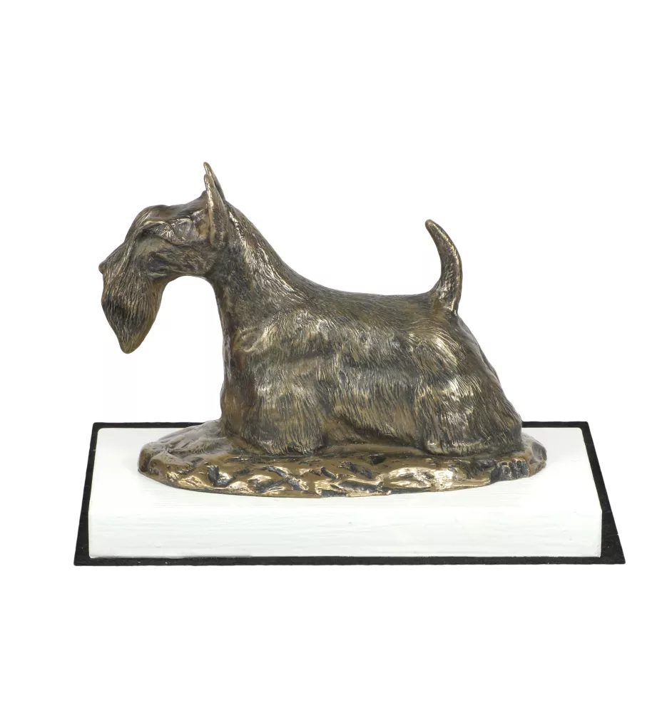 Schottischer Terrier, Scottish terrier - Hundestatue, Figur auf weißem Sockel, Trophäe für die Art-Dog-Hundeaustellung.