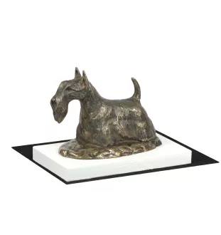 Schottischer Terrier, Scottish terrier - Hundestatue, Figur auf weißem Sockel, Trophäe für die Art-Dog-Hundeaustellung.