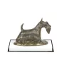 Schottischer Terrier, Scottish terrier - Hundestatue, Figur auf weißem Sockel, Trophäe für die Art-Dog-Hundeaustellung.