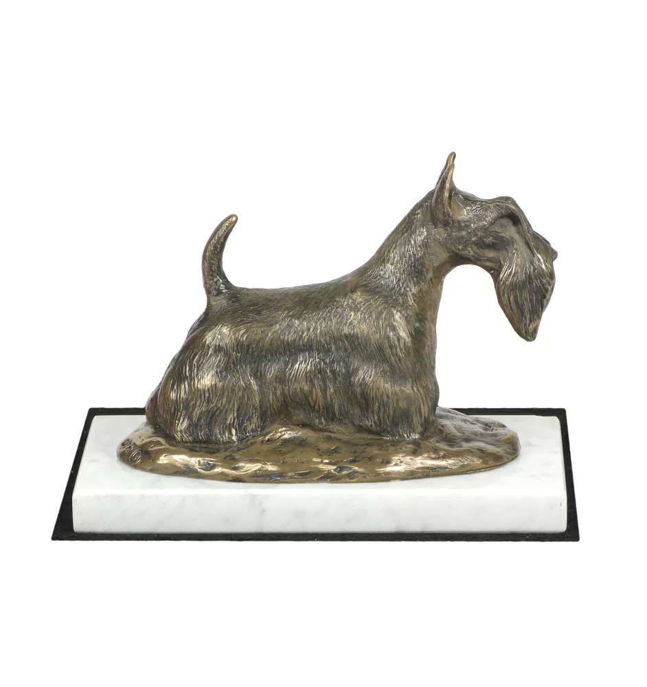 Terrier écossais, Scottish terrier - une statuette de chien, une figurine en marbre blanc, un trophée pour l'exposition de chiens de la marque Art-Dog