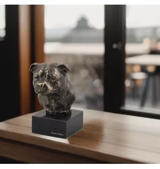 Staffordshire Bull Terrier, Staffie - Statue de chien, buste sur socle en pierre, sculpture, trophée pour exposition canine par la marque Art-Dog