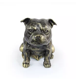 Staffordshire Bull Terrier, Staffordshire Bullterrier - Hundestatue, sitzender Hund für den Schreibtisch, Dekoration für das Wohnzimmer eines Hundeliebhabers von Art-Dog
