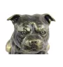 Staffordshire Bull Terrier, Staffordshire Bullterrier - Hundestatue, sitzender Hund für den Schreibtisch, Dekoration für das Wohnzimmer eines Hundeliebhabers von Art-Dog