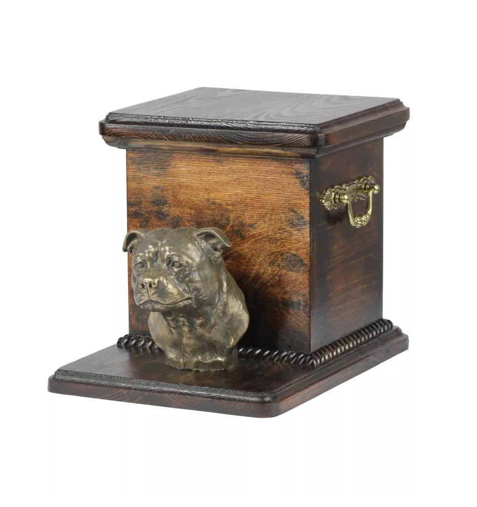 Staffordshire Bull Terrier, Staffordshire Bullterrier I - Eine Urne für die Asche eines Hundes mit einer Statuette, eine elegante Urne für einen Hund, eine außergewöhnliche Urne mit dem Porträt eines