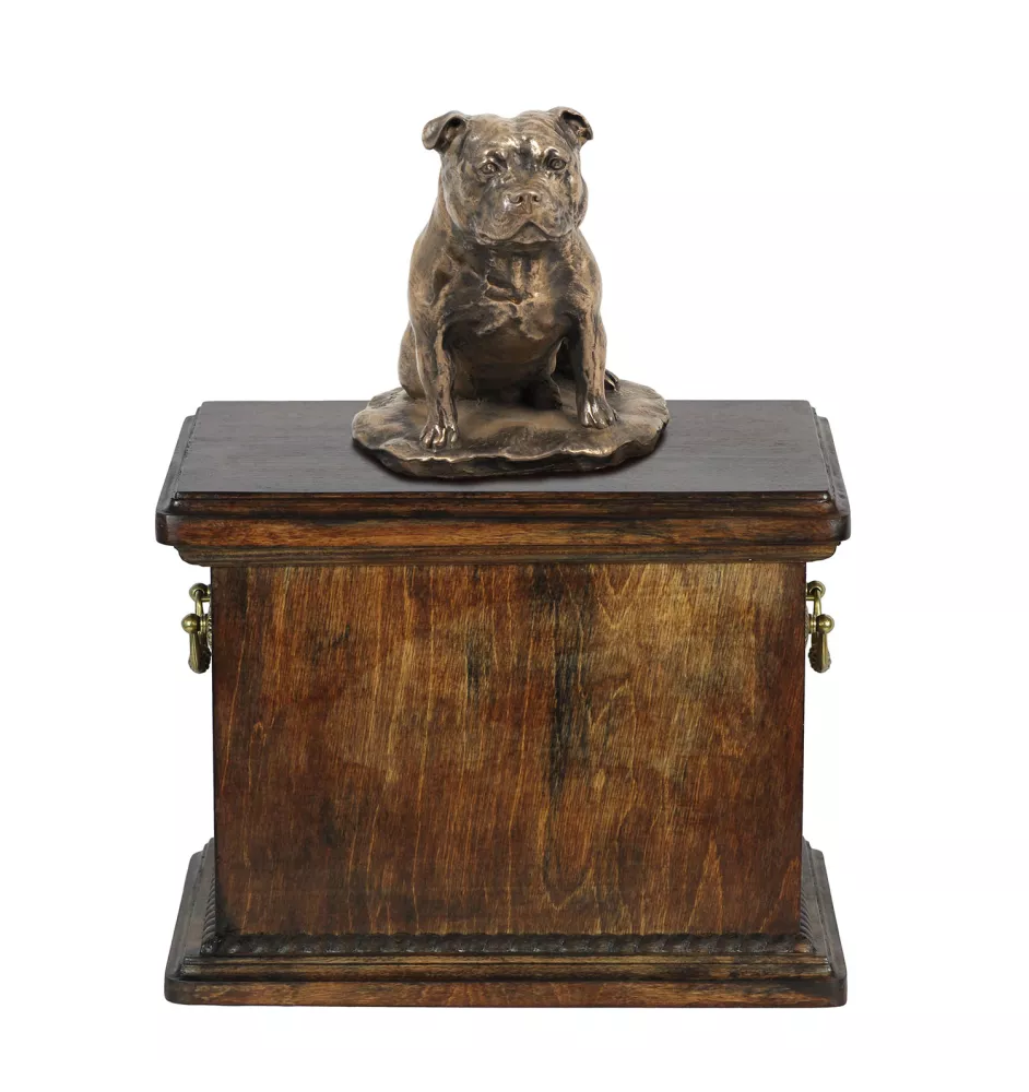 Staffordshire Bull Terrier, Staffie - une urne pour les cendres d'un chien, une urne avec une statuette, une urne élégante de style classique de la marque Art-Dog