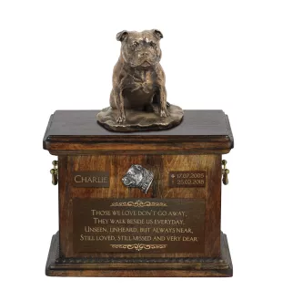 Staffordshire Bull Terrier urna z podobizną psa i tabliczką Art-Dog