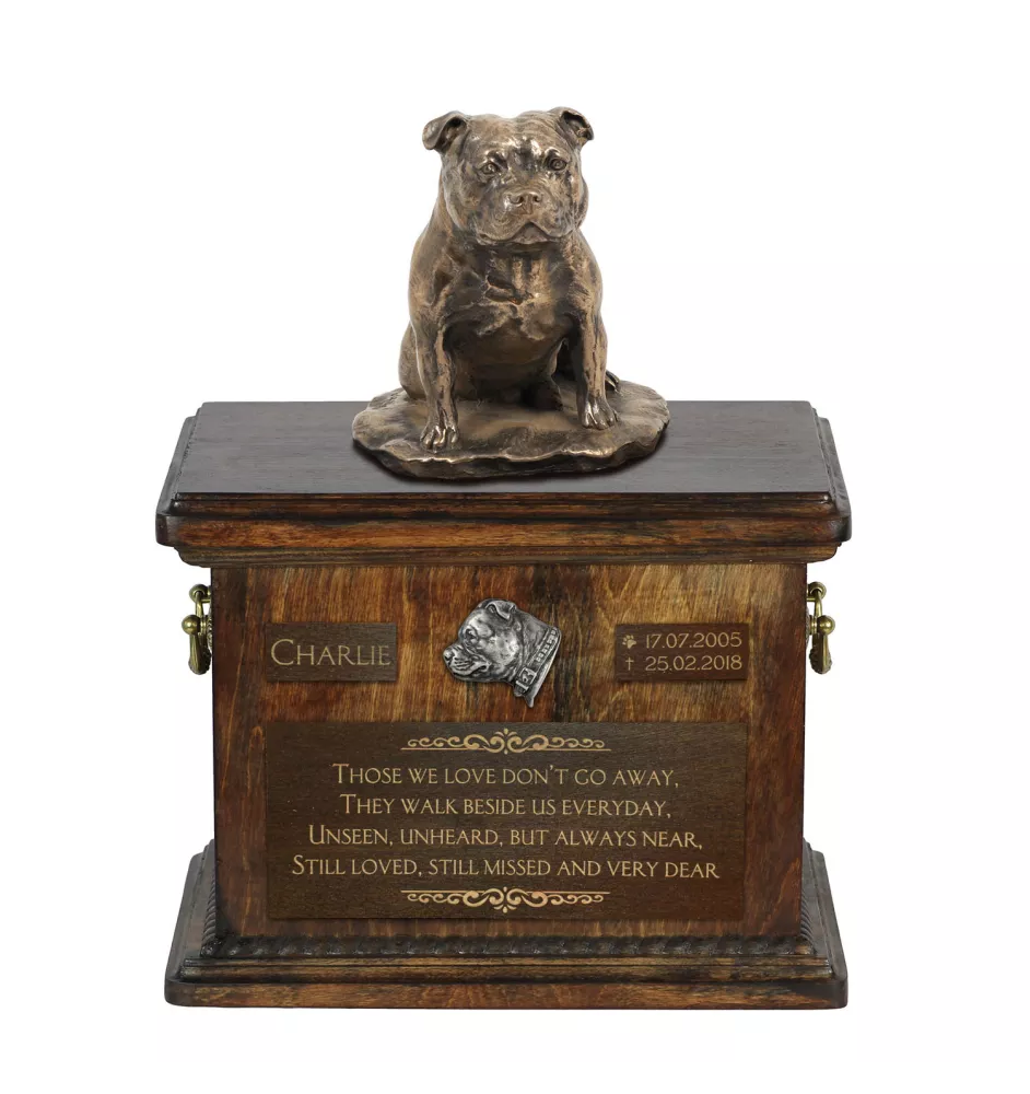 Staffordshire Bull Terrier urna z podobizną psa i tabliczką Art-Dog