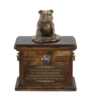 Staffordshire Bull Terrier, Staffordshire Bullterrier V - Eine Urne für die Asche eines Hundes, eine Urne mit einer Statue, eine personalisierte Hundeurne von der Marke Art-Dog.