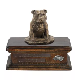 Staffordshire Bull Terrier, Staffordshire Bullterrier urne in Hundeasche, personalisierte Urne mit Statue, Holzurne mit Hund von Art-Dog