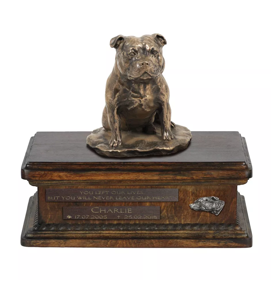 Staffordshire Bull Terrier, Staffie I - urne pour cendres de chien, urne personnalisée avec une statuette, urne en bois avec un chien de la marque Art-Dog