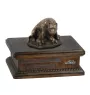 Staffordshire Bull Terrier, Staffie III - urne pour cendres de chien, urne personnalisée avec une statuette, urne en bois avec un chien de la marque Art-Dog