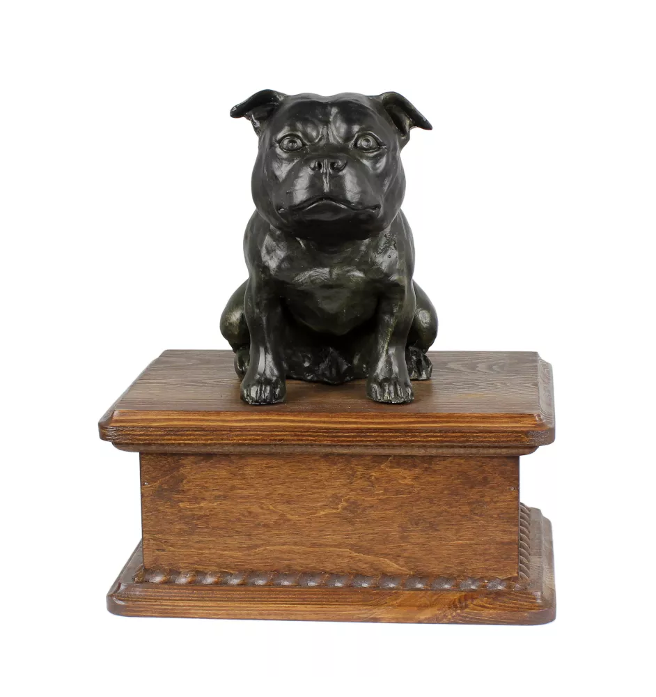 Staffordshire Bull Terrier niska urna z siedzącą figurką z żywicy Art-Dog