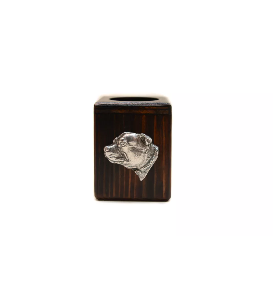 Staffordshire Bull Terrier, Staffie III - bougeoir en bois avec un chien, un souvenir unique après la perte d'un chien, une œuvre artisanale de la marque Art-Dog