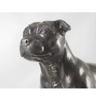 Staffordshire Bull Terrier, Staffie - une statuette exclusive de chien, une décoration intérieure de luxe, une édition limitée de figurines de la marque Art-Dog