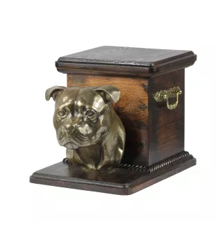 Staffordshire Bull Terrier, Staffordshire Bullterrier - Eine Urne für die Asche eines Hundes mit einer Statuette, eine elegante Urne für einen Hund, eine außergewöhnliche Urne mit dem Porträt eines Hu