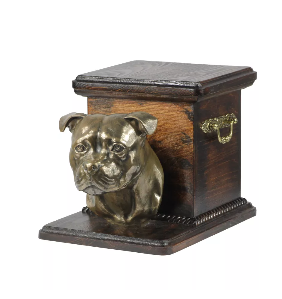 Staffordshire Bull Terrier, Staffordshire Bullterrier - Eine Urne für die Asche eines Hundes mit einer Statuette, eine elegante Urne für einen Hund, eine außergewöhnliche Urne mit dem Porträt eines Hu