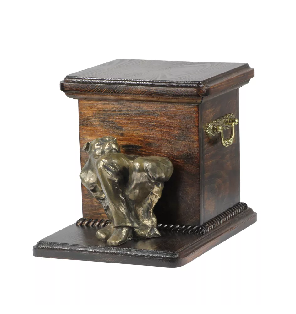 Staffordshire Bull Terrier, Staffordshire Bullterrier II - Eine Urne für die Asche eines Hundes mit einer Statuette, eine elegante Urne für einen Hund, eine außergewöhnliche Urne mit dem Porträt eines