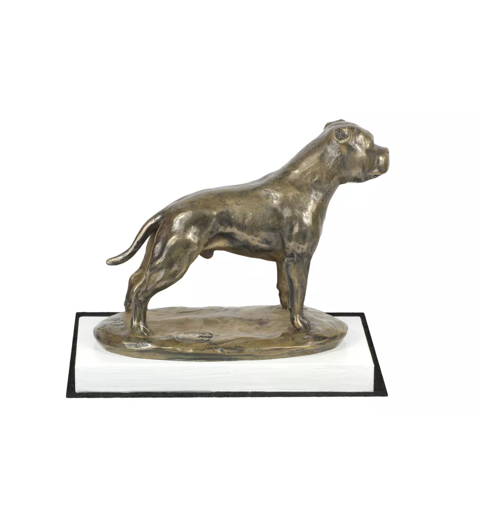 Staffordshire Bull Terrier, Staffordshire Bullterrier III - Hundestatue, Figur auf weißem Sockel, Trophäe für die Art-Dog-Hundeaustellung.