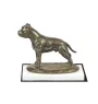 Staffordshire Bull Terrier, Staffordshire Bullterrier III - Hundestatue, Figur auf weißem Sockel, Trophäe für die Art-Dog-Hundeaustellung.