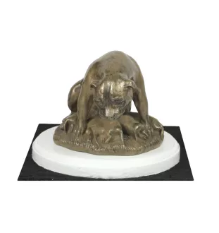 Staffordshire Bull Terrier, Staffordshire Bullterrier II - Hundestatue, Figur auf weißem Sockel, Trophäe für die Art-Dog-Hundeaustellung.