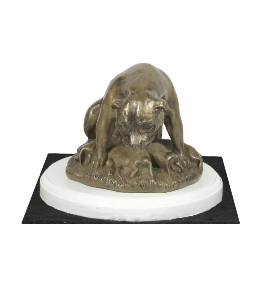 Staffordshire Bull Terrier, Staffordshire Bullterrier II - Hundestatue, Figur auf weißem Sockel, Trophäe für die Art-Dog-Hundeaustellung.