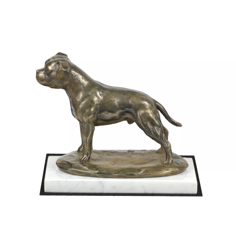 Staffordshire Bull Terrier, Staffordshire Bullterrier III - Hundestatue, Figur auf weißem Marmor, Trophäe für die Art-Dog-Hundeaustellung