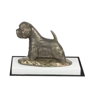 West Highland White Terrier, Weißer Hochlandterrier, Westie - Hundestatue, Figur auf weißem Sockel, Trophäe für die Art-Dog-Hundeaustellung.