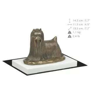 Yorkshire Terrier - Hundestatue, Figur auf weißem Sockel, Trophäe für die Art-Dog-Hundeaustellung.