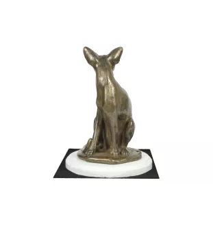 Chat Mau égyptien - statuette de chat, figurine sur une base blanche, trophée pour une exposition canine de la marque Art-Dog