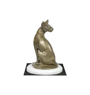 Chat Mau égyptien - statuette de chat, figurine sur une base blanche, trophée pour une exposition canine de la marque Art-Dog