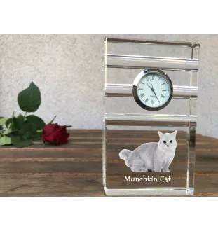 Chat Munchkin - une horloge en verre avec une photo, une photo de chat dans un cristal, une horloge de bureau personnalisée de la marque Art-Dog