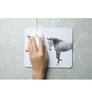 Cheval de selle américain - tapis de souris imprimé, tapis de souris personnalisé avec un cheval, un gadget unique pour un employé de bureau de la marque Art-Dog