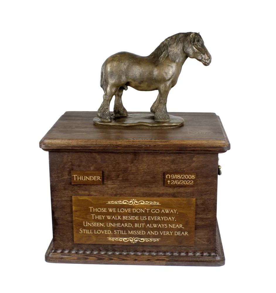 Percheron- Belgisch - Eine Urne für die Asche eines Pferdes mit einer Statue, personalisierte Urne mit Gravur, große Schachtel für Pferdeasche von der Marke Art-Dog.