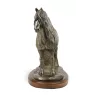 Jument de race Frisonne - statuette avec un cheval, silhouette de cheval sur du bois, un prix prestigieux dans le concours de la marque Art-Dog