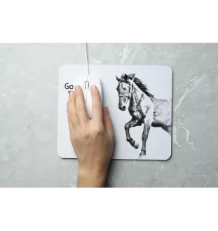 Mustang - tapis de souris imprimé, tapis de souris personnalisé avec un cheval, un gadget unique pour un employé de bureau de la marque Art-Dog